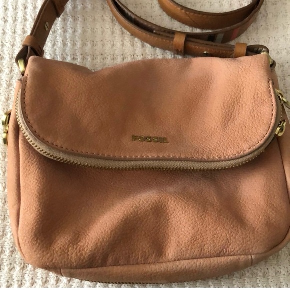 EUC Fossil | Preston Flap Expandable Crossbody | Blush Pink - Picture 9 of 11